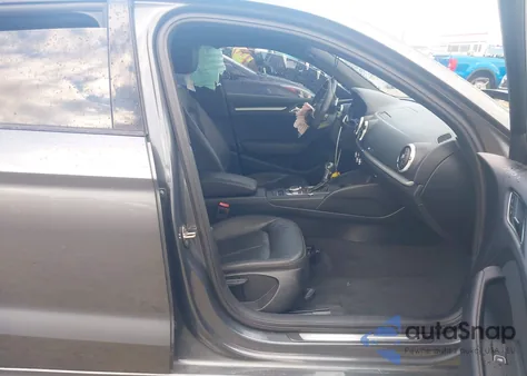 2018 Audi A3 2.0T Premium/2.0T Tech Premium z USA, uszkodzony, nr VIN WAUAUGFF2J1047262